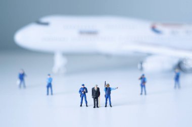 Oyuncak polisler bir uçağı ve yolcularını izole eder. Karantina ya da zehirli insan izolasyonu kavramı.