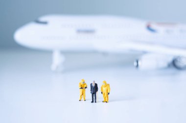 Oyuncak bilim adamları bir uçağı ve yolcularını izole eder. Karantina ya da zehirli insan izolasyonu kavramı.