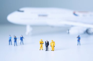 Oyuncak polis ve bilim adamları bir uçağı ve yolcularını izole eder. Karantina ya da zehirli insan izolasyonu kavramı.