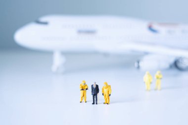 Oyuncak bilim adamları bir uçağı ve yolcularını izole eder. Karantina ya da zehirli insan izolasyonu kavramı.