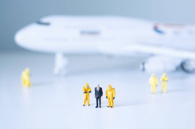 Oyuncak bilim adamları bir uçağı ve yolcularını izole eder. Karantina ya da zehirli insan izolasyonu kavramı.