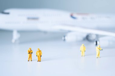 Oyuncak bilim adamları bir uçağı ve yolcularını izole eder. Karantina ya da zehirli insan izolasyonu kavramı.