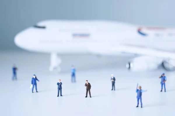 Speelgoedgroep Mensen Staan Tegen Een Wit Vliegtuig Rechtenvrije Stockafbeeldingen