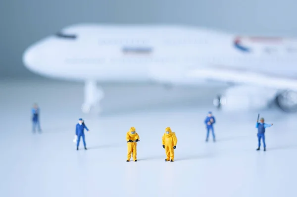 Een Groep Speelgoedagenten Wetenschappers Isoleert Een Vliegtuig Zijn Passagiers Quarantaine Rechtenvrije Stockfoto's