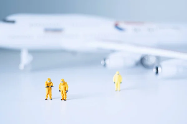Grupo Cientistas Brinquedos Isolar Avião Seus Passageiros Conceito Quarentena Isolamento Imagens Royalty-Free