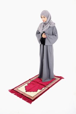 Arap Müslüman kadın dua