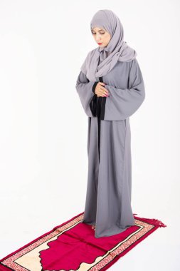 Arap Müslüman kadın dua