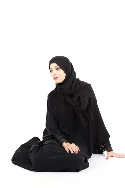 Arabiska kvinna sitter på golvet — Stockfoto