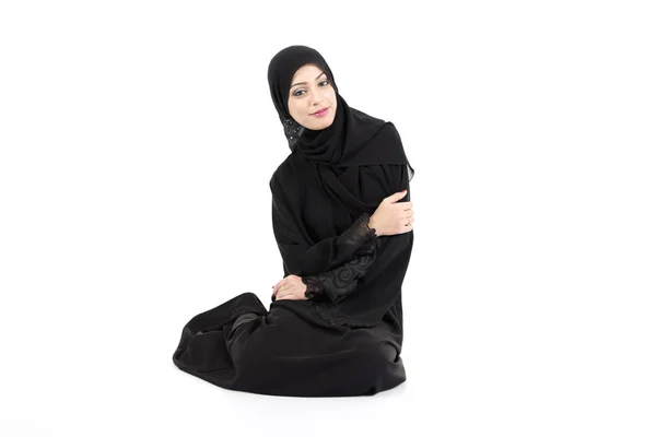 Araberin sitzt auf dem Boden — Stockfoto