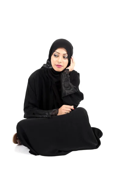 Arabská žena sedí na podlaze — Stock fotografie