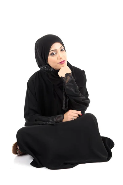 Arabská žena sedí na podlaze — Stock fotografie
