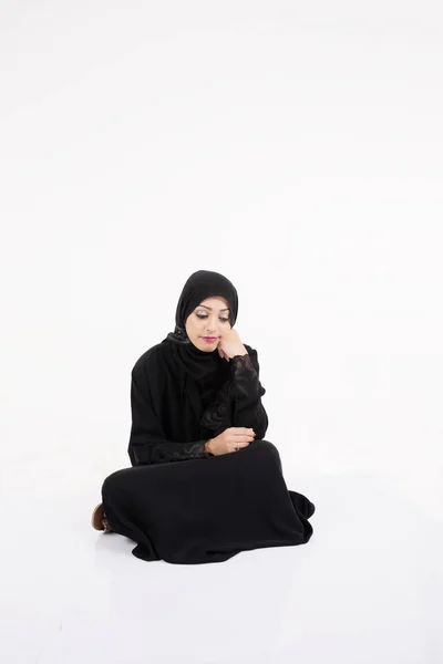 Araberin sitzt auf dem Boden — Stockfoto