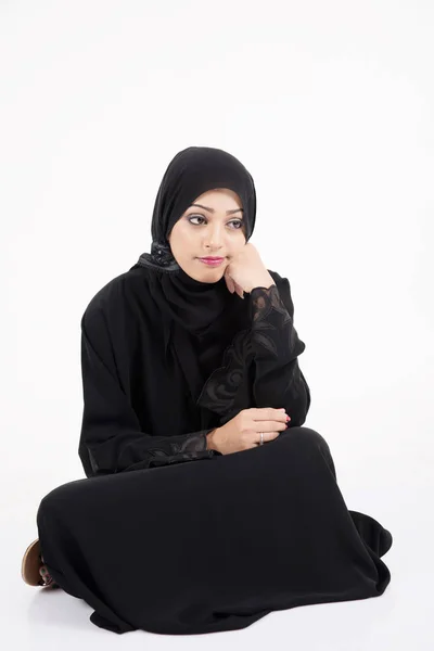 Arabiska kvinna sitter på golvet — Stockfoto