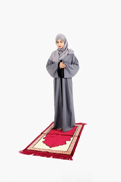 Arabisk muslimsk kvinna be — Stockfoto