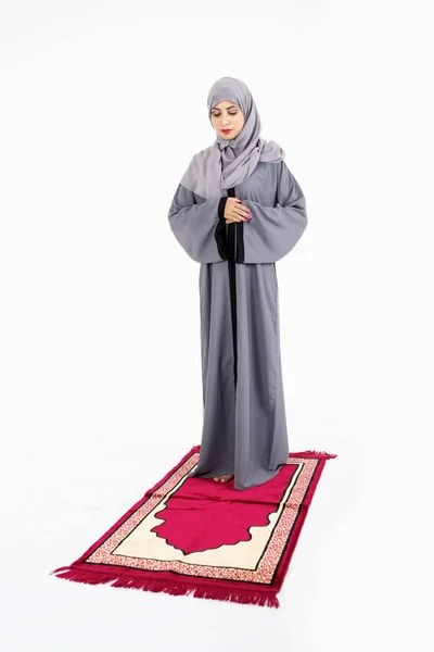 Arabisk muslimsk kvinna be — Stockfoto