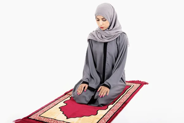 Arabisk muslimsk kvinna be — Stockfoto