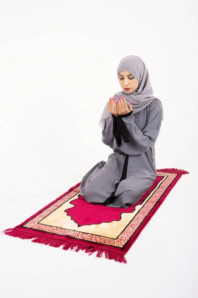 Arab muslim woman praying — Stock Photo, Image