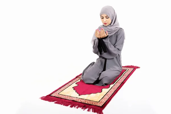 Mulher muçulmana árabe rezando — Fotografia de Stock