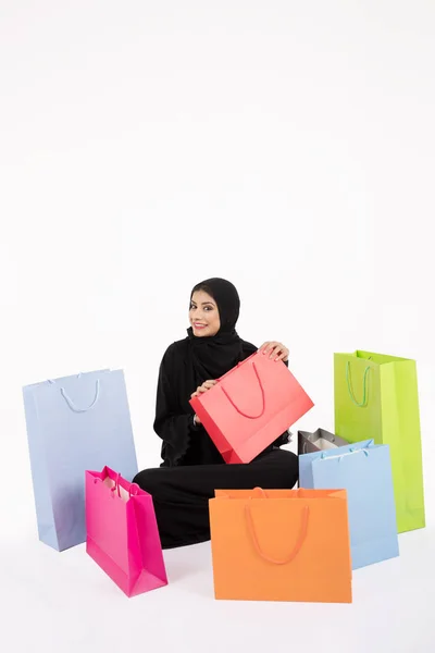 Beatuful Arabiska Kvinna Shopping Vit Bakgrund — Stockfoto