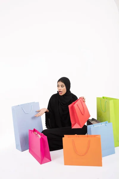 Beatuful Arabiska Kvinna Shopping Vit Bakgrund — Stockfoto