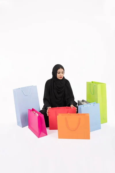 Beatuful Arab Female Shopping Auf Weißem Hintergrund — Stockfoto