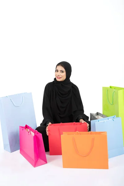 Beatuful Arabiska Kvinna Shopping Vit Bakgrund — Stockfoto