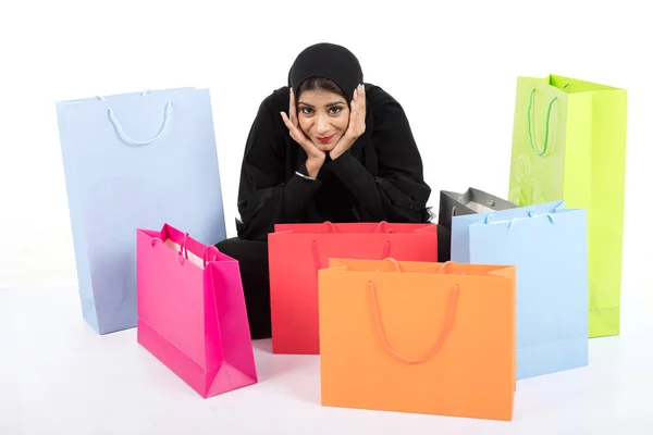 Beatuful Arabiska Kvinna Shopping Vit Bakgrund — Stockfoto