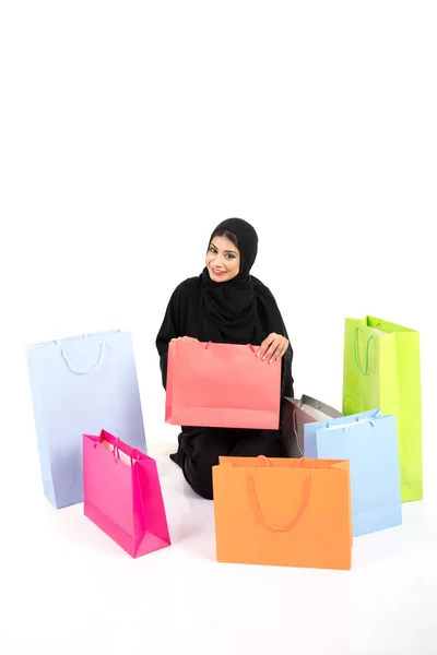 Beatuful Arabische Vrouw Winkelen Witte Achtergrond — Stockfoto