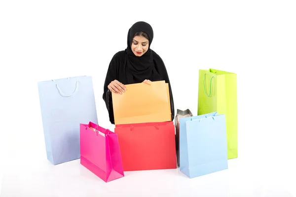 Beatuful Arab Female Shopping Auf Weißem Hintergrund — Stockfoto