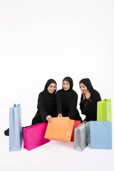 Beatuful Arab Honor Efter Shopping Vit Bakgrund — Stockfoto