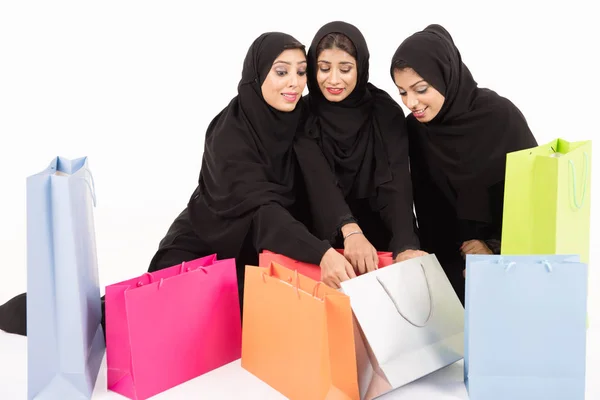 Beatuful Arab Honor Efter Shopping Vit Bakgrund — Stockfoto