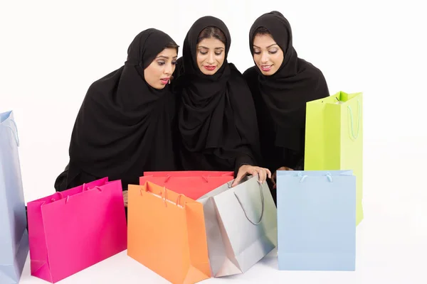 Beate Donne Arabe Dopo Shopping Sfondo Bianco — Foto Stock