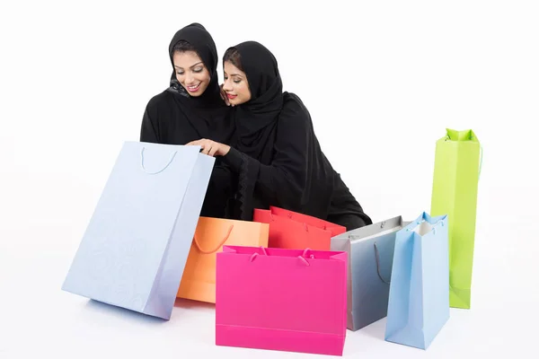 Beatuful Arab Females Shopping White Background — Stock Photo, Image