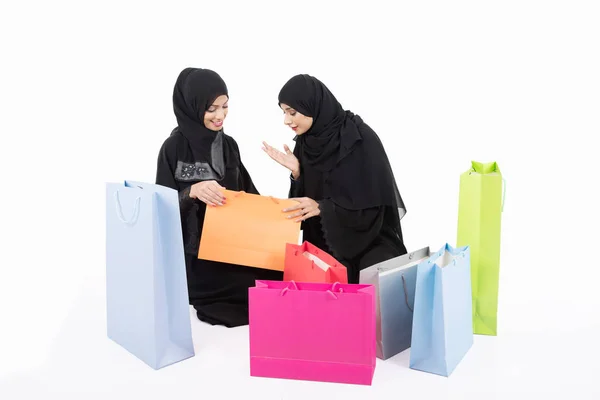 Beatuful Arab Females Shopping White Background — Stock Photo, Image