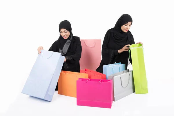 Beatuful Fêmeas Árabes Depois Fazer Compras Fundo Branco — Fotografia de Stock