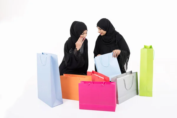 Beatuful Arabische Frauen Nach Dem Einkaufen Auf Weißem Hintergrund — Stockfoto