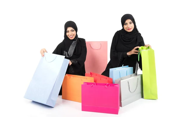 Beatuful Arabische Frauen Nach Dem Einkaufen Auf Weißem Hintergrund — Stockfoto