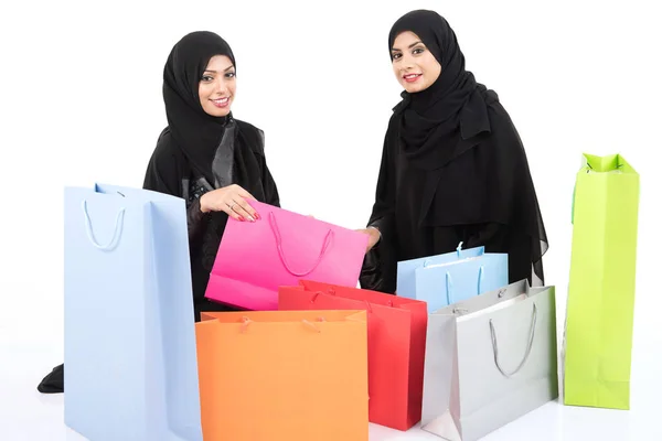在白色背景购物以后的披头士阿拉伯女性 — 图库照片