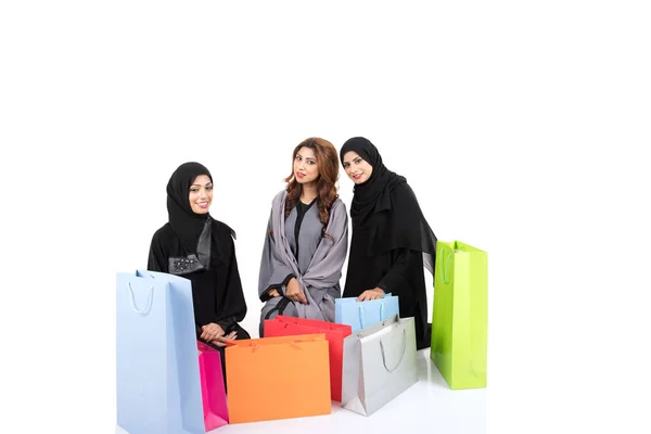 在白色背景购物以后的披头士阿拉伯女性 — 图库照片