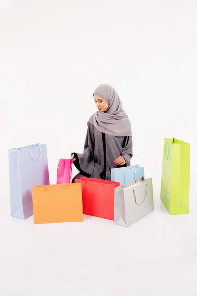 在白色背景购物以后的披头山的阿拉伯女性 — 图库照片