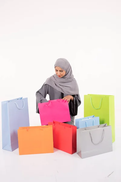 Beatuful Arabische vrouw winkelen — Stockfoto
