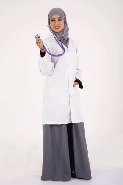 Arabische vrouwelijke arts — Stockfoto