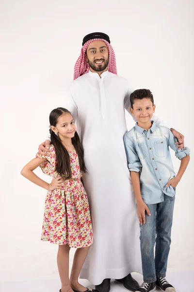 Arab Muslim family — Stock Photo, Image