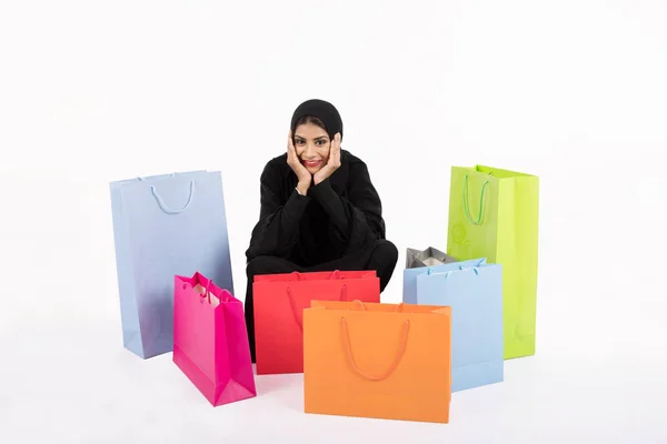 Beatuful Arabské Žena Nakupování Bílém Pozadí Royalty Free Stock Fotografie