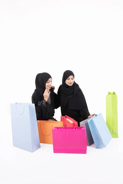 在白色背景购物以后的披头士阿拉伯女性 免版税图库图片