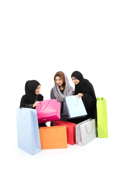 在白色背景购物以后的披头士阿拉伯女性 图库图片