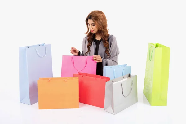 Beatuful Arabische Vrouw Het Winkelen Witte Achtergrond Stockfoto