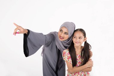 Arap aile anne kızıyla birlikte