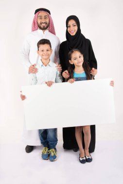 Beyaz arka planda Arap ailesi