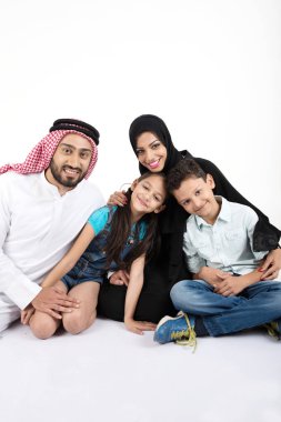 Beyaz arka planda Arap ailesi